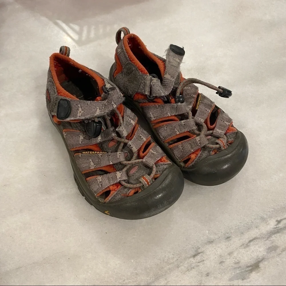 Keen Newport boys aandals Gray Shark Red 10
